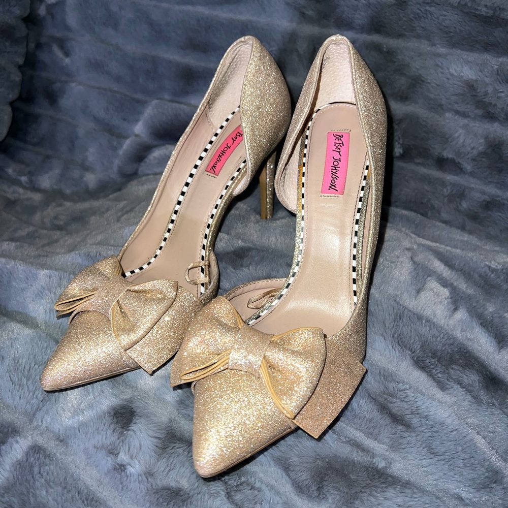 Betsey Johnson gold pumps size 10